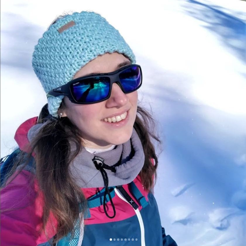 women hiking glasses with polarized lenses outdoor