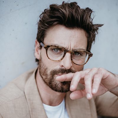 راهنمای انتخاب عینک طبی برای افرادی با حساسیت پوستی