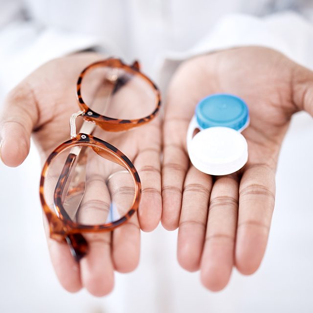 عینک‌های سازگار با لنز تماسی