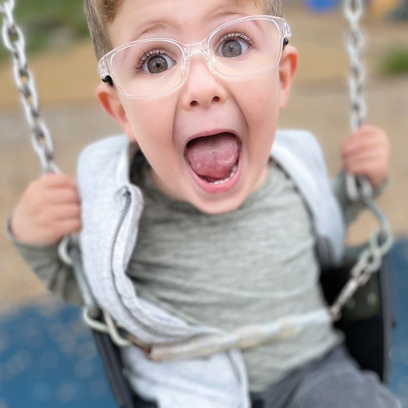 راهنمای انتخاب فریم عینک طبی برای کودکان از برندهای معتبر و بادوام