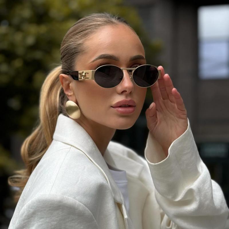 بررسی عینک آفتابی Versace: درخشش و قدرت در طراحی